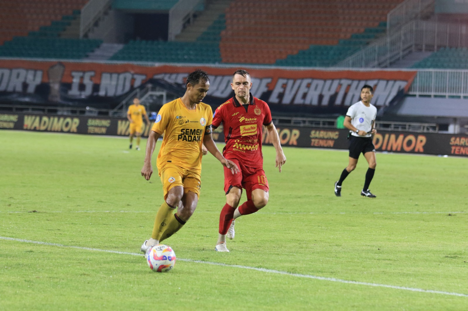 Rosad Setiawan (kuning/ Semen Padang FC), sukses raih kemenangan penting di kandang Persija Jakarta (Foto: Semen Padang FC)